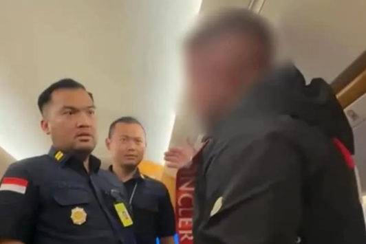 A photo of Indonesian authorities busting Angelo Pandeli.
