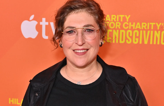 Mayim Bialik attends Hilarity For Charity's annual fundraiser to support Alzheimer's.
